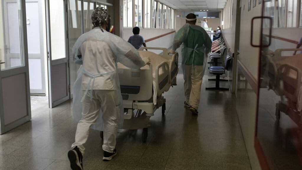 02 de Junio de 2021 / IQUIQUEEscasas camas disponibles poseen las UCI del Hospital Dr. Ernesto Torres de Iquique, ante el incremento de contagios que se han registrado los últimos días.
En la imagen, funcionarios trasladan el cuerpo de un paciente de 39 años fallecido.
FOTO: CRISTIAN VIVERO BOORNES/AGENCIAUNO