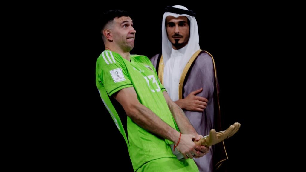 Emiliano Martínez explica su gesto tras ganar el premio a Mejor Arquero de Qatar 2022: "Lo hice porque los franceses me abucheaban"