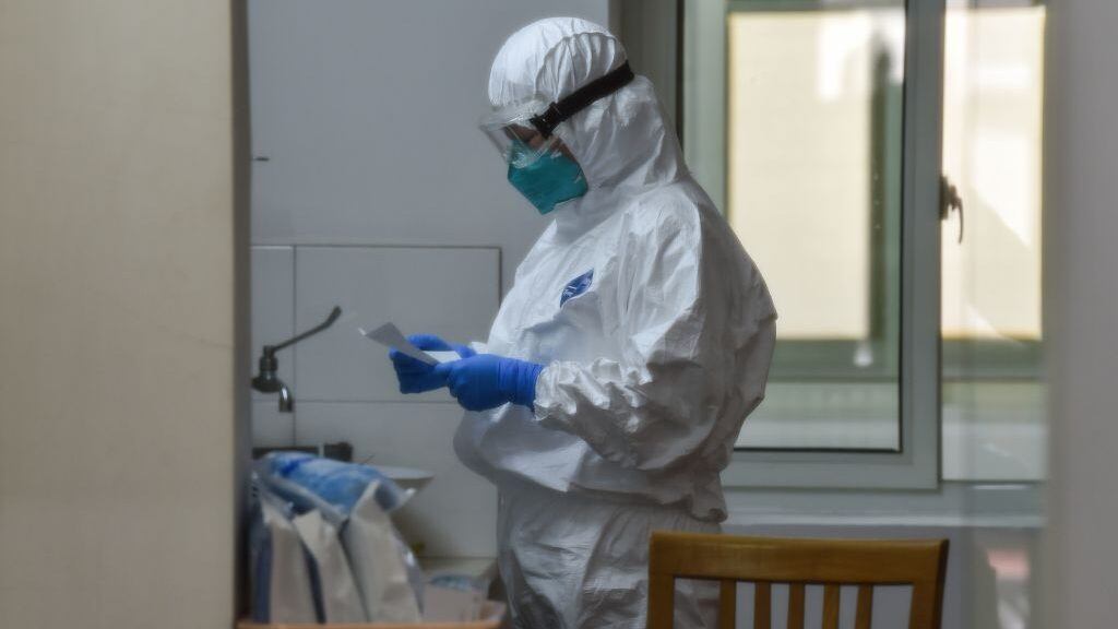 Un médico revisa los resultados de exámenes por coronavirus en China