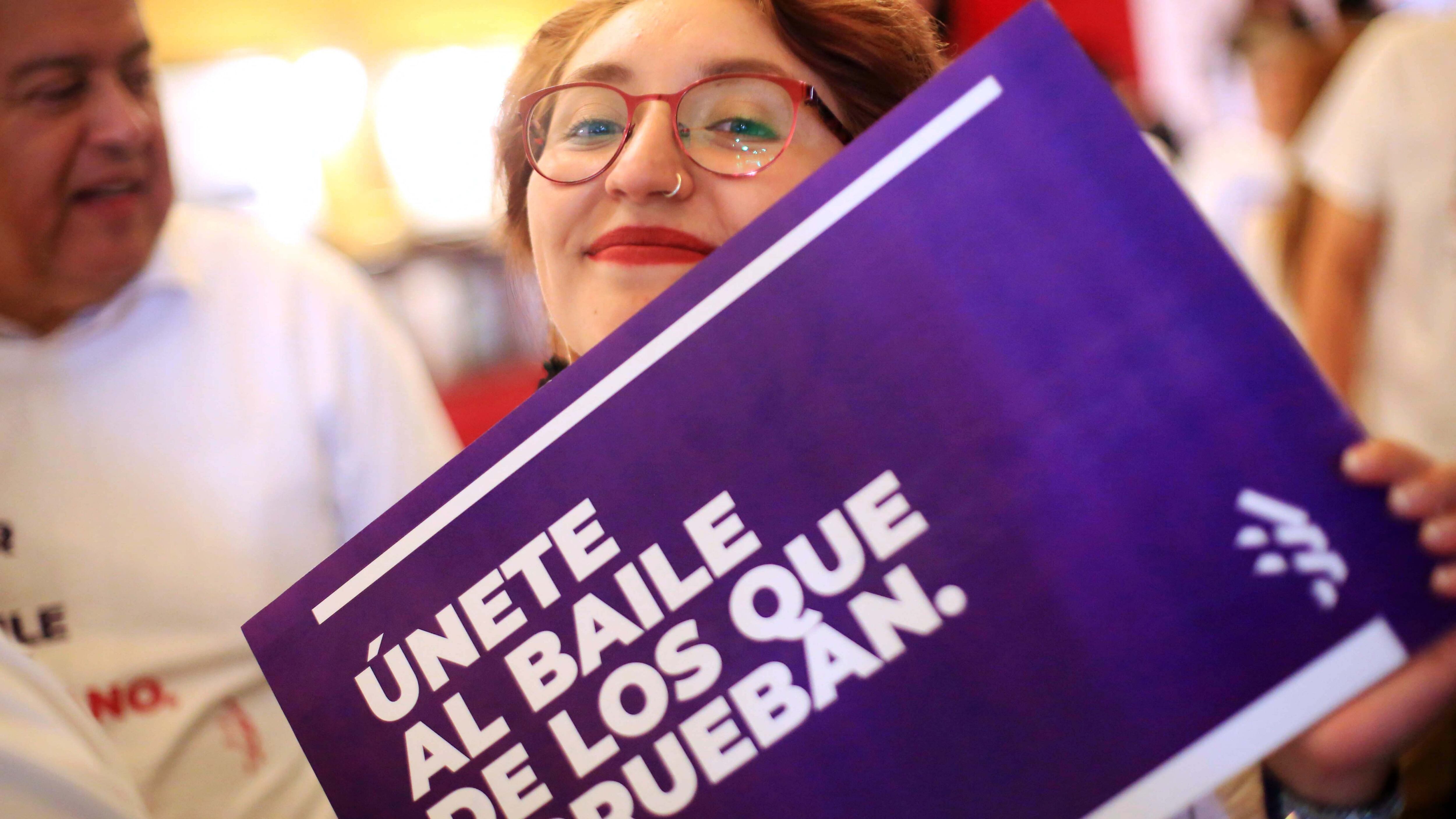 12 de Marzo de 2020/SANTIAGO
Una joven muestra un cartel, durante el lanzamiento de la Campaa "Yo Voto Apruebo" de la Democracia Cristiana, destinada a promover la aprobacin de la nueva constitucin y la convencin constitucional en la franja de cara al plebiscito del 26 de abril.
FOTO: JOS FRANCISCO ZòIGA/AGENCIAUNO