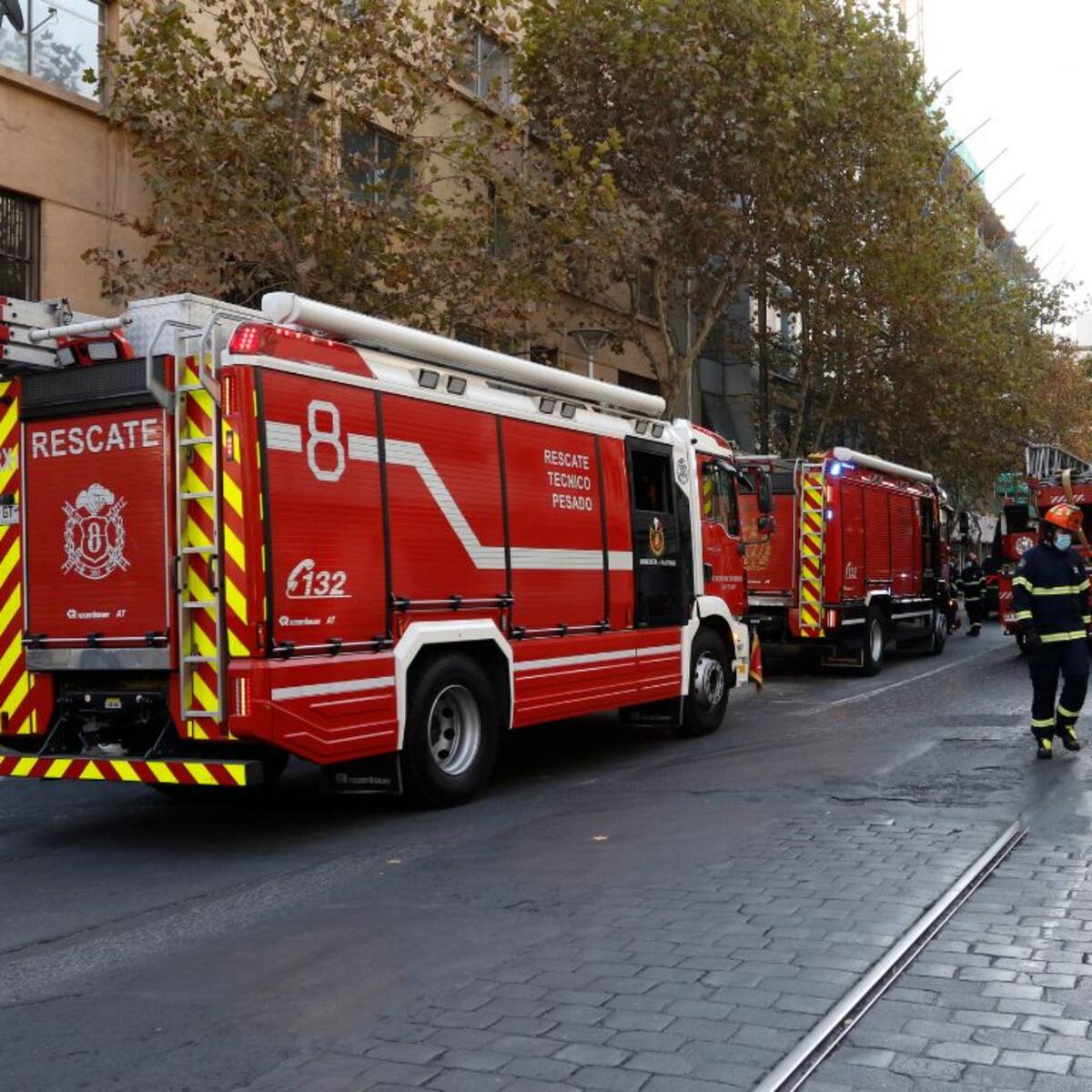 Emergencia en Santiago Centro: despliegan gran operativa por persona con riesgo de caer desde edificio