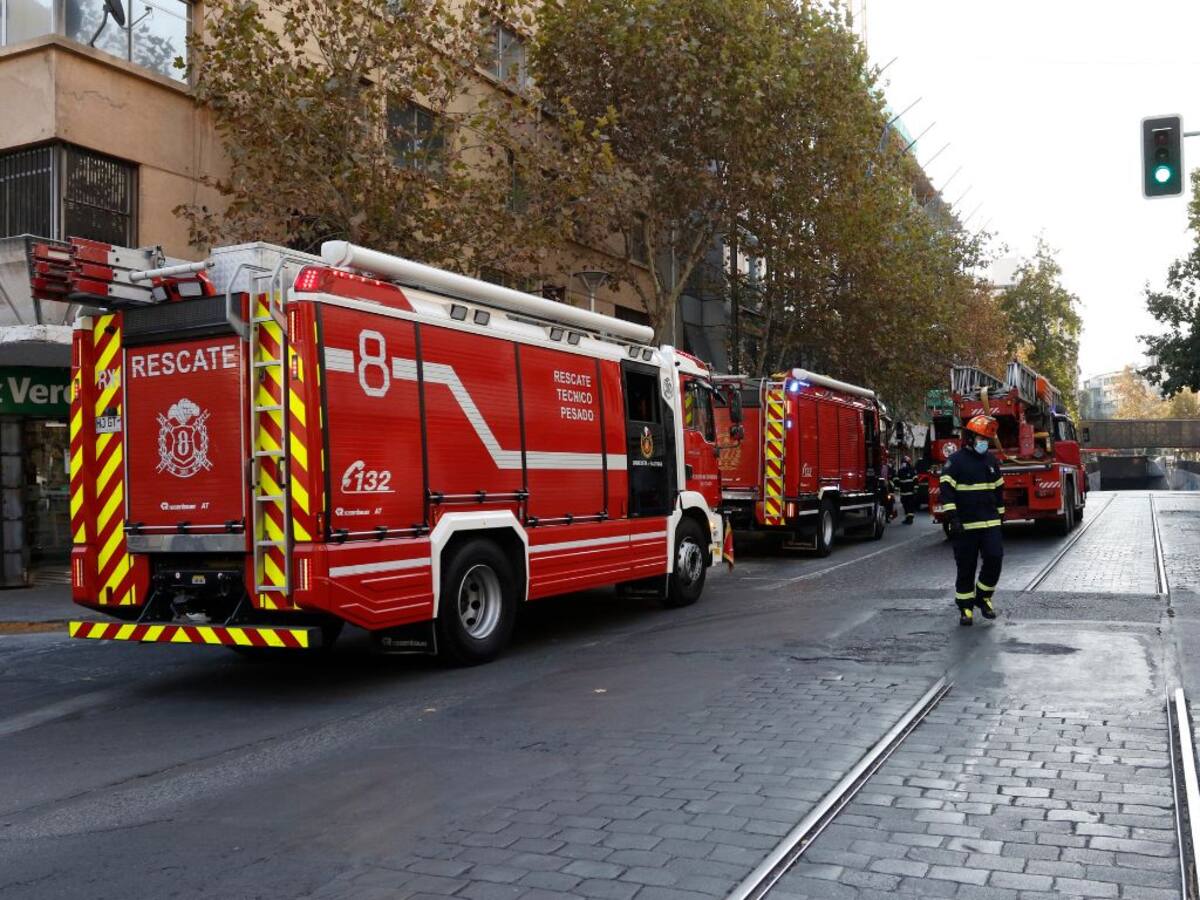 Emergencia en Santiago Centro: despliegan gran operativa por persona con riesgo de caer desde edificio