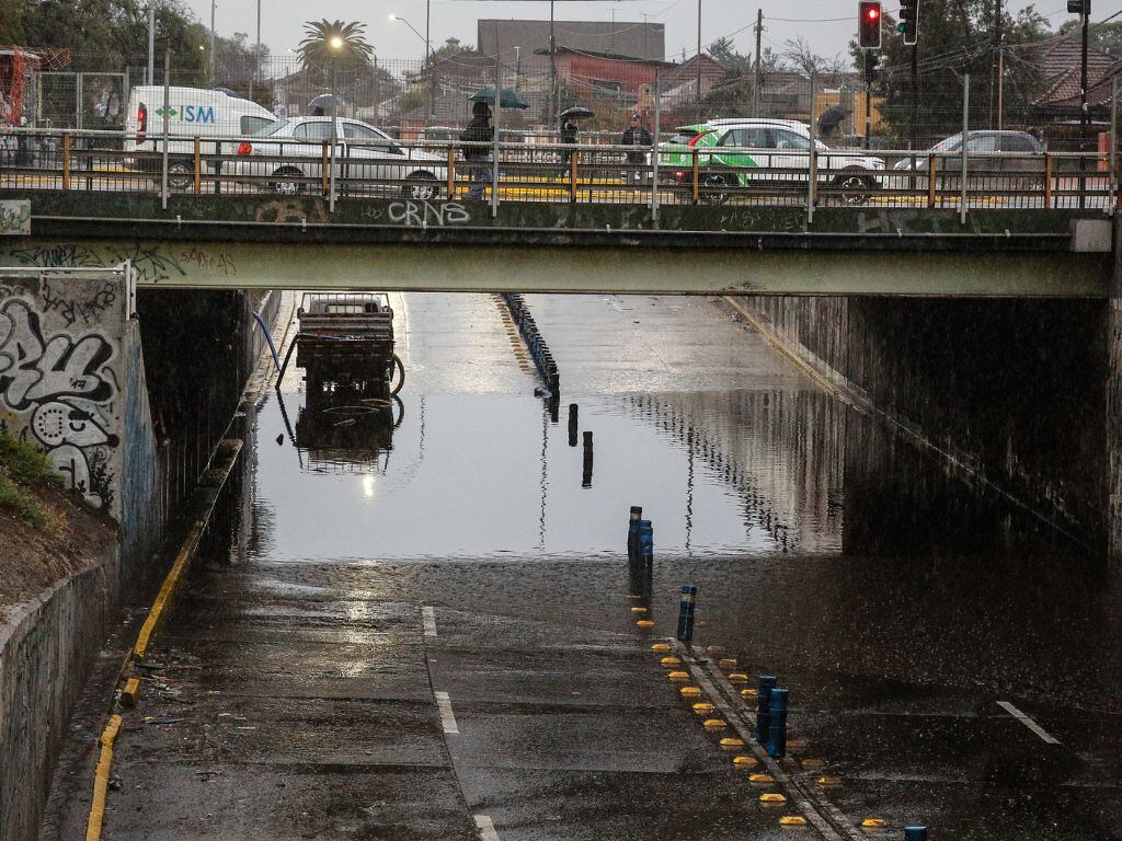Lluvia en Santiago y Chile hoy, en vivo: cortes de luz, calles anegadas y pronóstico actualizado por región