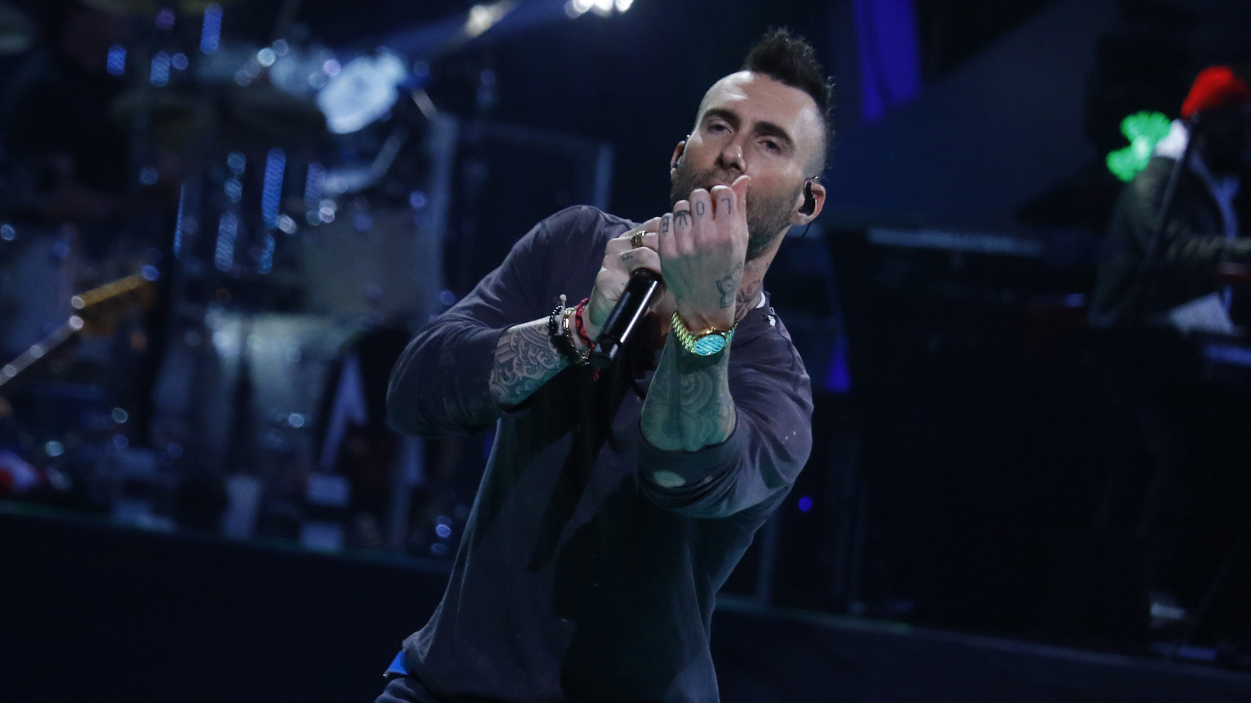 27 DE FEBRERO DE 2020/VIÑA DEL MAREl vocalista de la banda estadounidense Maroon 5, Adam Levine, no alcanza a tomar un peluche lanzado por una fan, durante la quinta noche del Festival de Viña del Mar 2020, realizado en la Quinta Vergara.
FOTO: LEONARDO RUBILAR CHANDIA/AGENCIAUNO