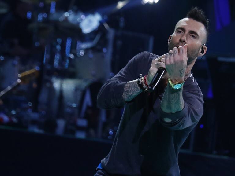 27 DE FEBRERO DE 2020/VIÑA DEL MAREl vocalista de la banda estadounidense Maroon 5, Adam Levine, no alcanza a tomar un peluche lanzado por una fan, durante la quinta noche del Festival de Viña del Mar 2020, realizado en la Quinta Vergara.
FOTO: LEONARDO RUBILAR CHANDIA/AGENCIAUNO