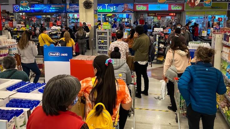 ¿Abren los supermercados y malls? Horarios en Chile por el feriado del 1 de mayo