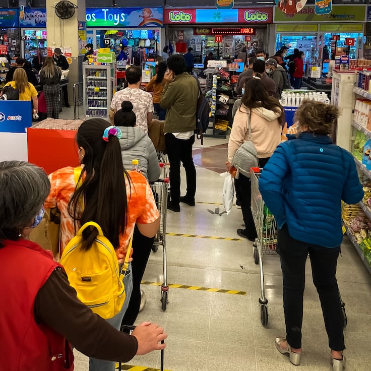 ¿Abren los supermercados y malls? Horarios en Chile por el feriado del 1 de mayo