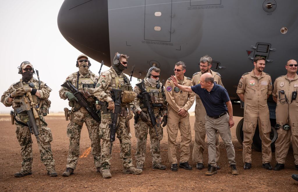 El canciller de Alemania, Olaf Scholz, visita militares germanos en Nigeria