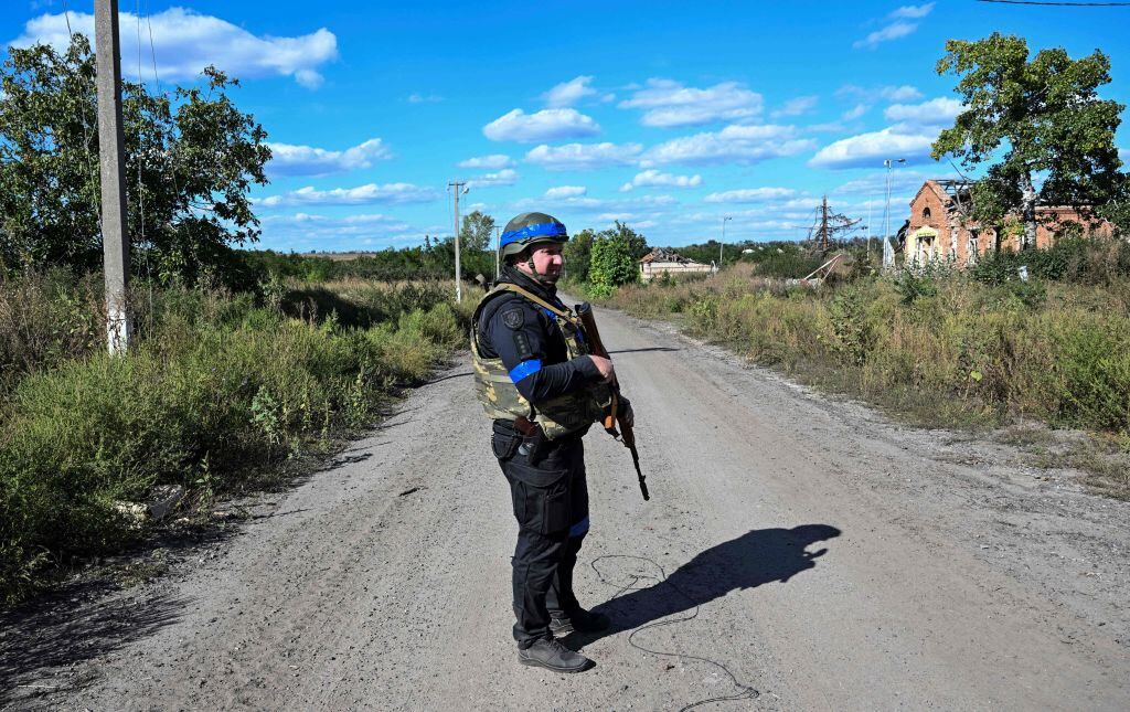 Soldado de Ucrania vigila las rutas en medio de los combates