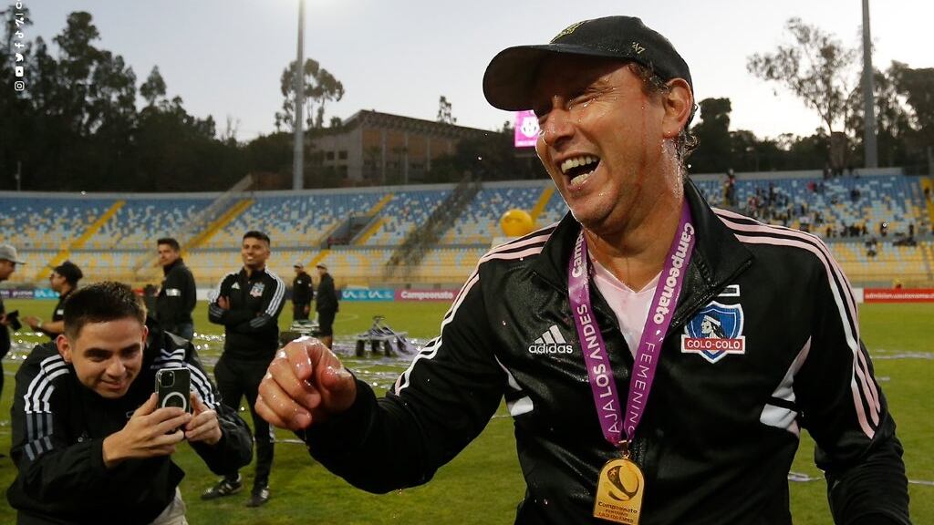 Luis Mena es oficializado como nuevo DT de La Roja Femenina