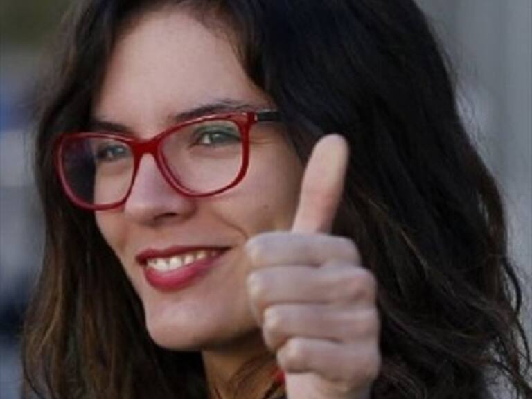 Camila Vallejo se lució mostrando sus dotes de bailarina en video de «La Moral Distraída»