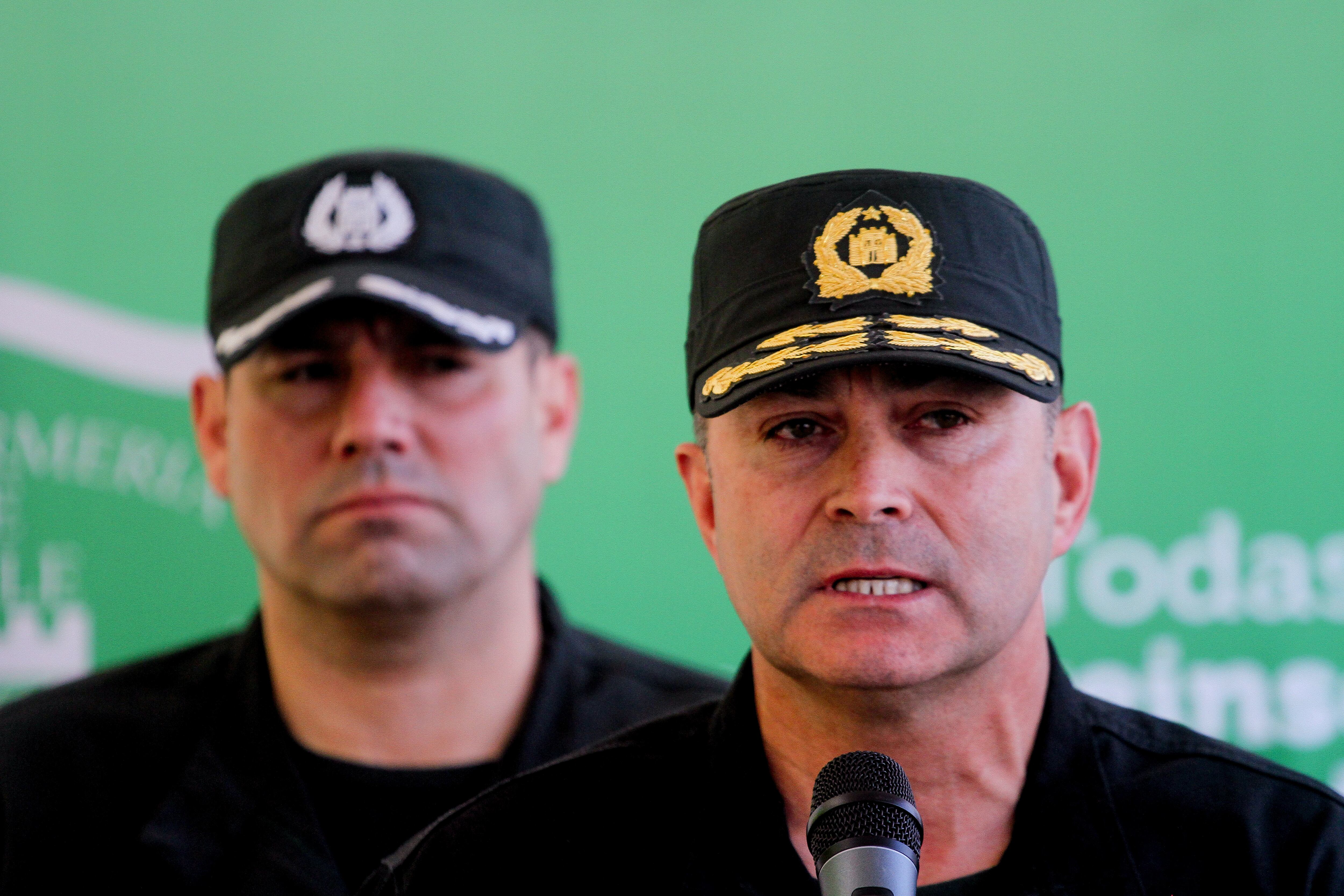10 de noviembre de 2025/SANTIAGO
El director nacional de Gendarmería de Chile, Rubén Pérez, realizó un punto de prensa desde el penal Santiago 1, dónde se refirió a las medidas adoptadas tras el registro y allanamiento realizado en el Centro de Detención Preventiva Santiago I, a raíz de la viralización de imágenes donde un grupo de internos consumían alcohol en una de sus dependencias.
FOTO: HANS SCOTT/AGENCIAUNO