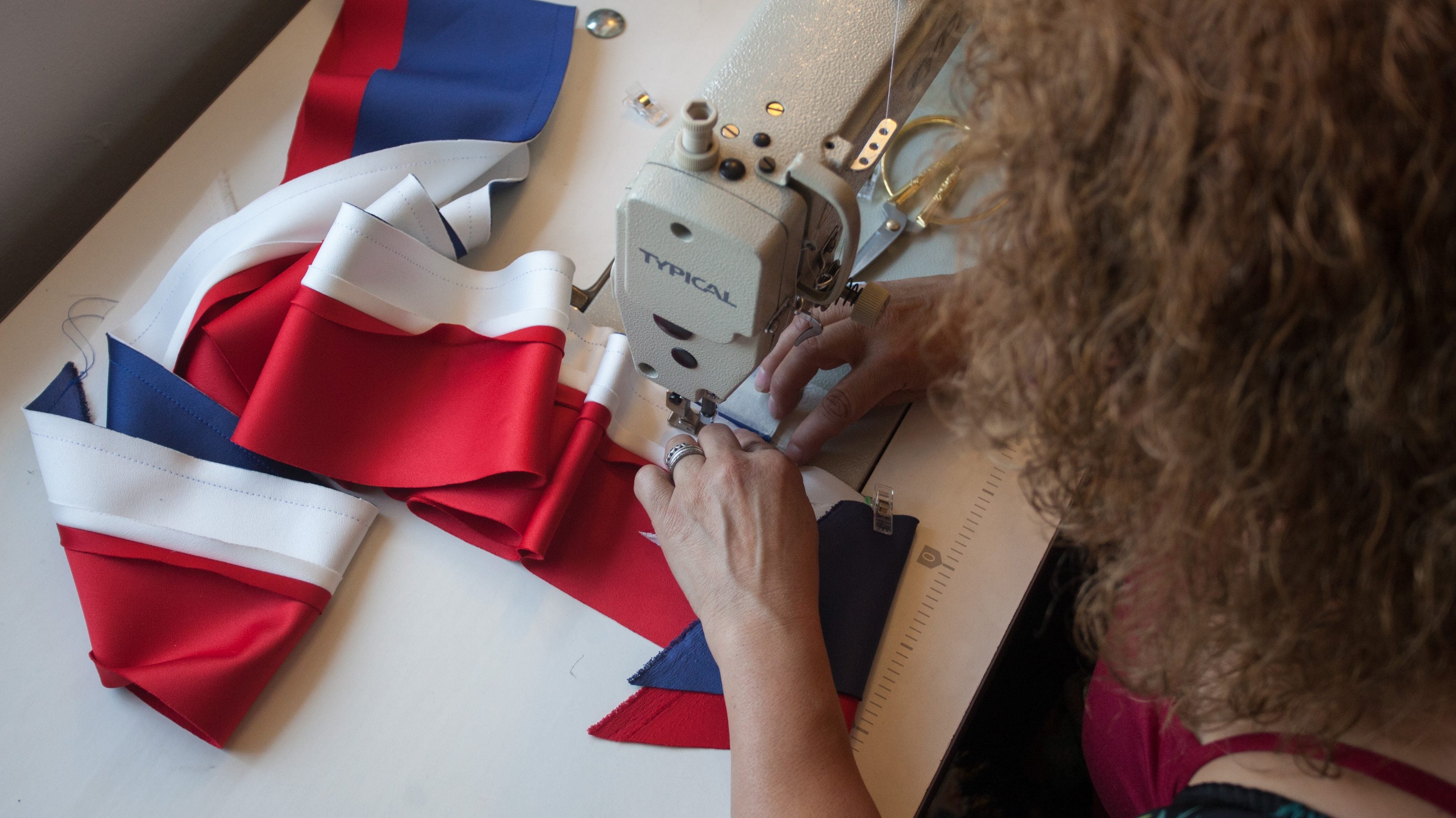 22 de Febrero de 2022/SANTIAGO 
El Sindicato de Trabajadoras Textiles (SIRETEX) fueron las elegidas para cumplir una histórica labor, confeccionar la banda que portará Gabriel Boric desde el día 11 de Marzo, día que asumirá oficialmente como presidente de Chile. Durante una tarde las trabajadoras textiles comenzaron con la elaboración de la banda presidencial definitiva, la banda oficial que portara el presidente electo Gabriel Boric durante su mandato.


FOTO: LUKAS SOLIS/ AGENCIAUN0