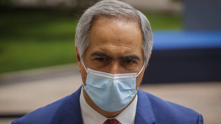 22 de enero del 2021/SANTIAGOEl senador Francisco Chahuan, se retira del Palacio de La moneda, tras el anuncio de su renuncia como precandidato y congelar su militancia en Renovación Nacional.
FOTO: SEBASTIAN BELTRAN GAETE/AGENCIAUNO