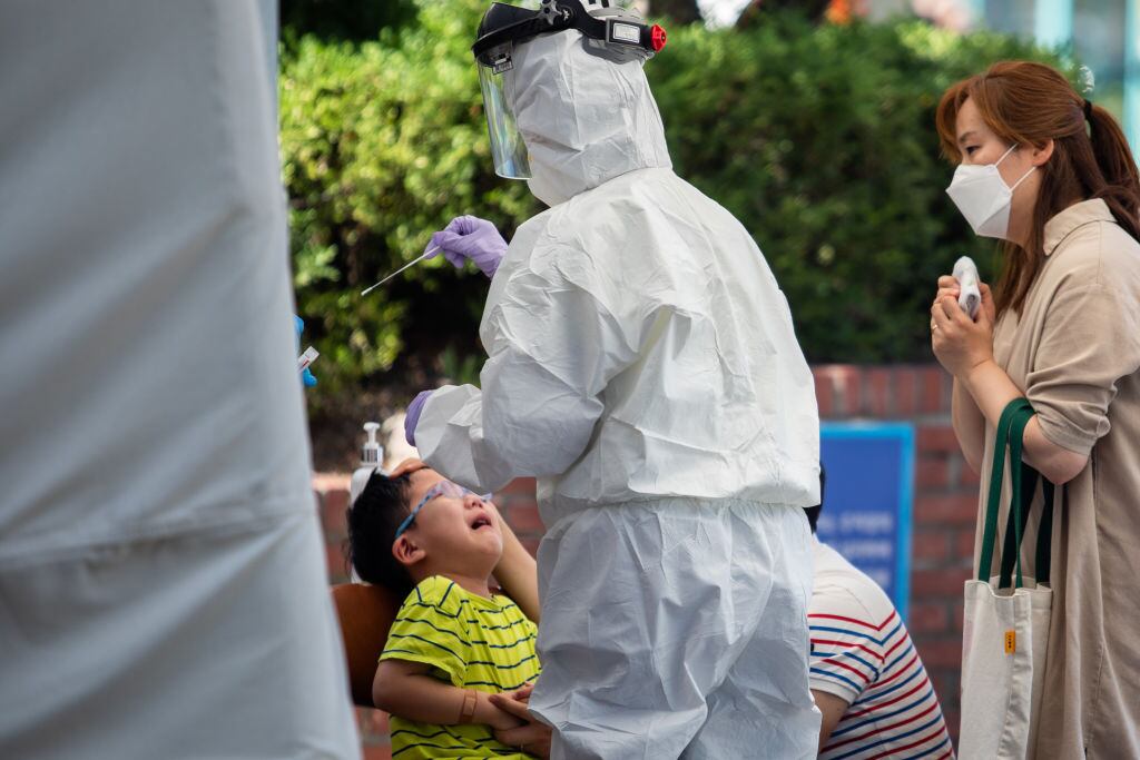 Toman exámenes del Covid-19 en Seúl
