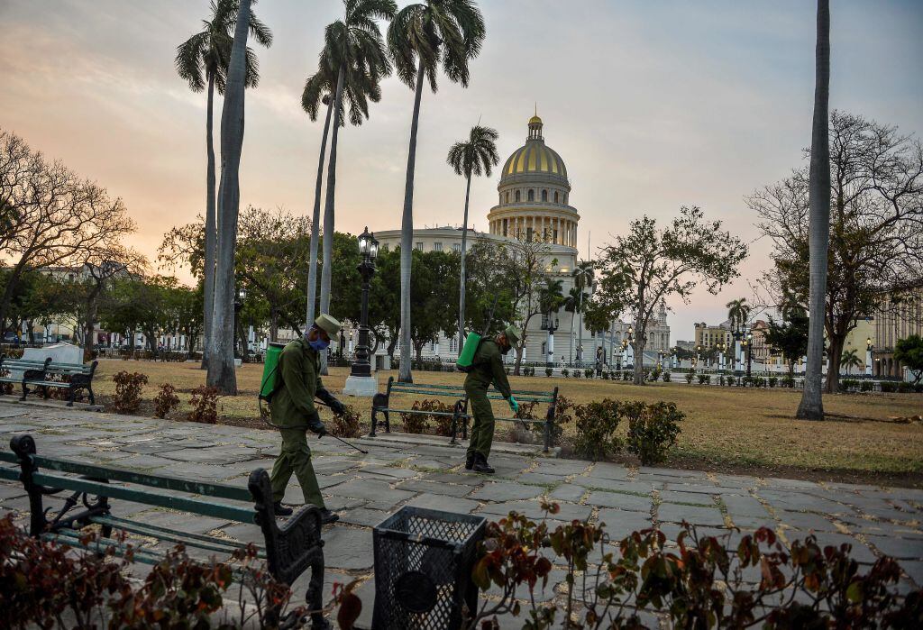 Militares desinfectan una plaza en La Habana