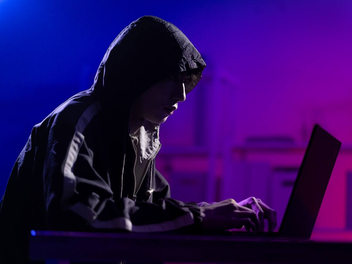 Chile en la mira: aumentan filtraciones y venta de información digital en foros clandestinos tras ola de hackeos