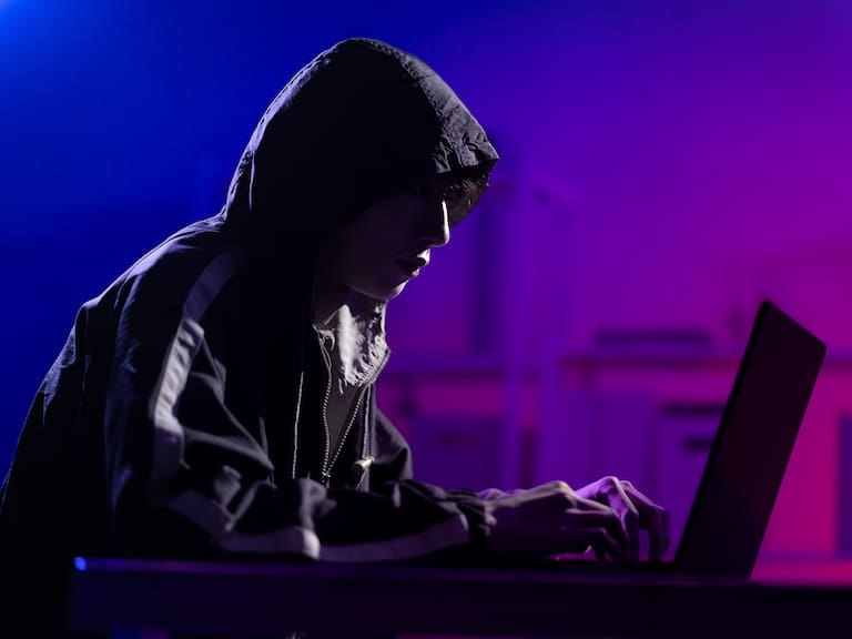 Chile en la mira: aumentan filtraciones y venta de información digital en foros clandestinos tras ola de hackeos