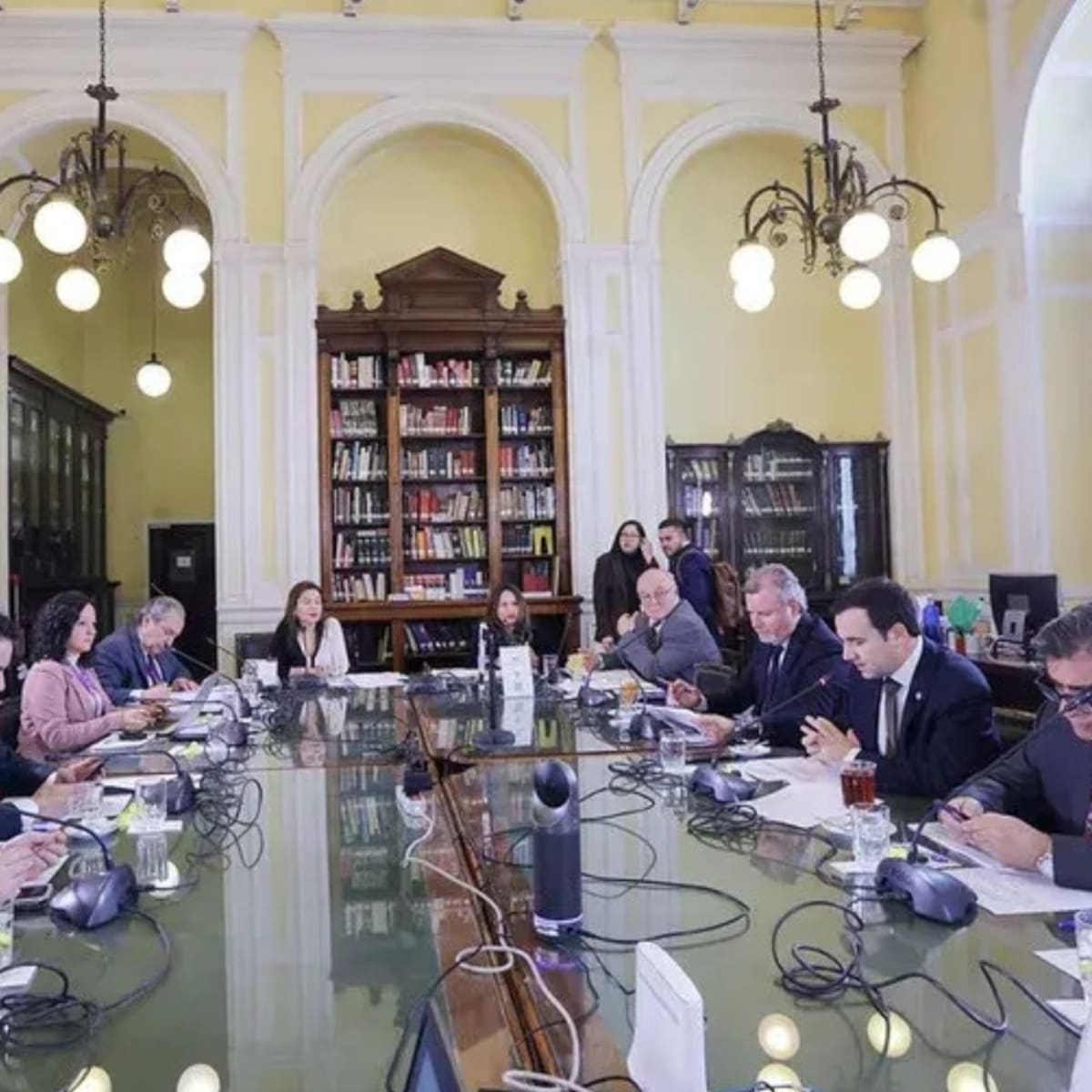 Mixta logra acuerdo unánime en reforma de partidos políticos: deberán rechazar la violencia política y condenar el totalitarismo