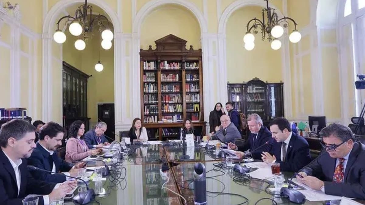 Mixta logra acuerdo unánime en reforma de partidos políticos: deberán rechazar la violencia política y condenar el totalitarismo
