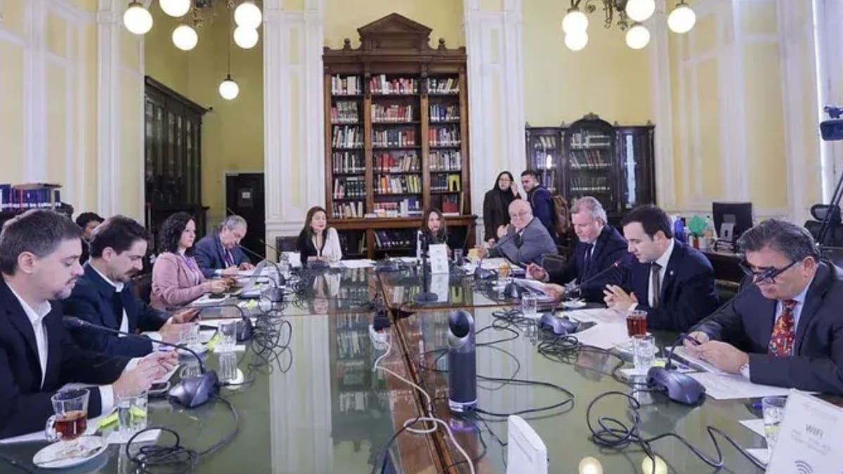 Mixta logra acuerdo unánime en reforma de partidos políticos: deberán rechazar la violencia política y condenar el totalitarismo