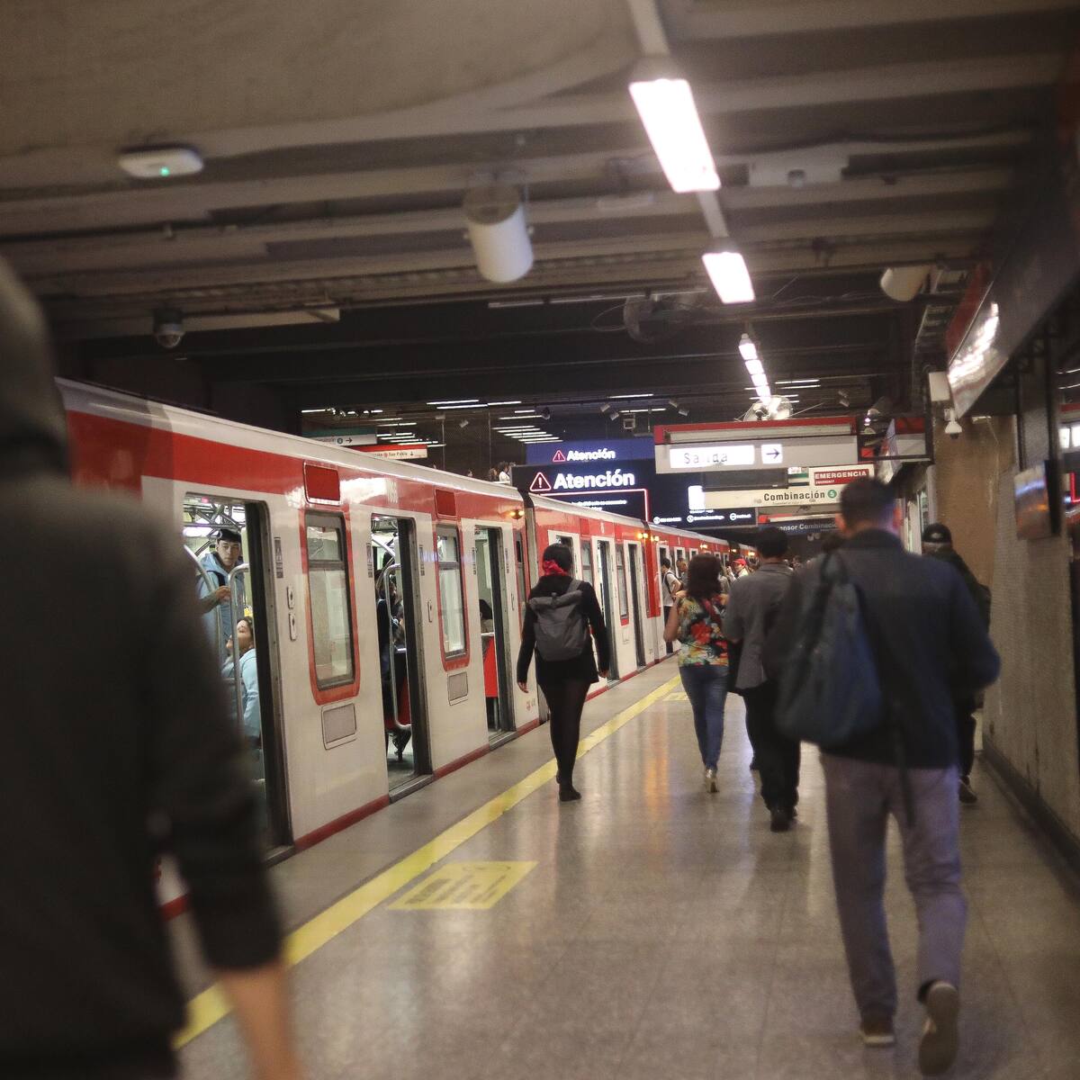 Metro de Santiago cierra temporalmente dos estaciones de la Línea 5 por emergencia médica