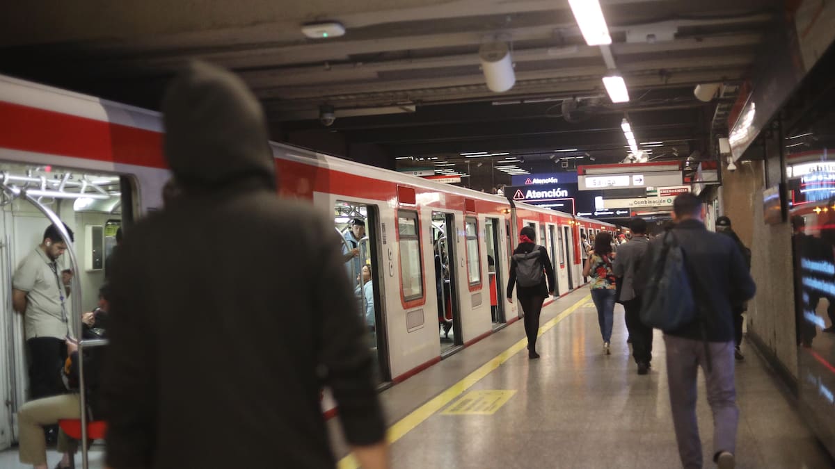 Metro de Santiago cierra temporalmente dos estaciones de la Línea 5 por emergencia médica