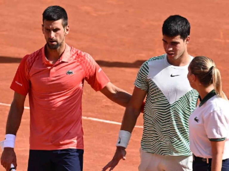 Carlos Alcaraz supera a Novak Djokovic en la primera "batalla" de la temporada