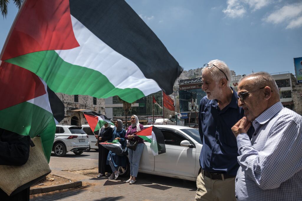 Personas se manifiestan a favor de Palestina en la zona de Nablus en el West Bank de Cisjordania.