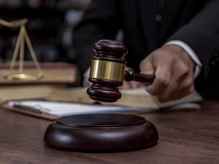 Dan plazo de 24 horas a la Defensoría Penal Pública para devolver sobres con datos de testigos del Tren de Aragua