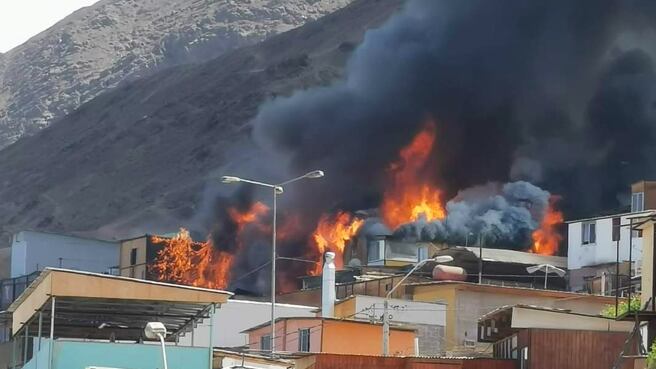 Incendio en campamento en Antofagasta