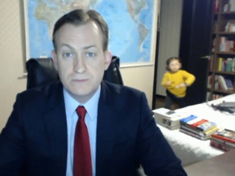 ¿Recuerdas este viral? Profesor británico muestra cómo han crecido sus hijos a seis años del famoso video