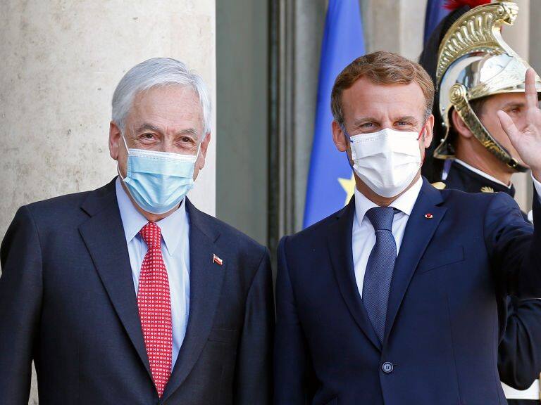 PARIS, FRANCE - SEPTEMBER 06: French President Emmanuel Macron (R) wearing a protective face mask waves as he welcomes Chilean President Sebastian Pinera prior to a working lunch at the Elysee Presidential Palace on September 06, 2021 in Paris, France. Sebastian Pinera is in Paris for an official one-day visit. (Photo by Chesnot/Getty Images)