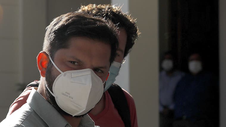 23 de diciembre de 2021/SANTIAGOEl presidente electo, Gabriel Boric, se despide de vecinos, en su nuevo comando en la calle Condell en la comuna de Providencia.
FOTO: CRISTOBAL ESCOBAR/AGENCIAUNO