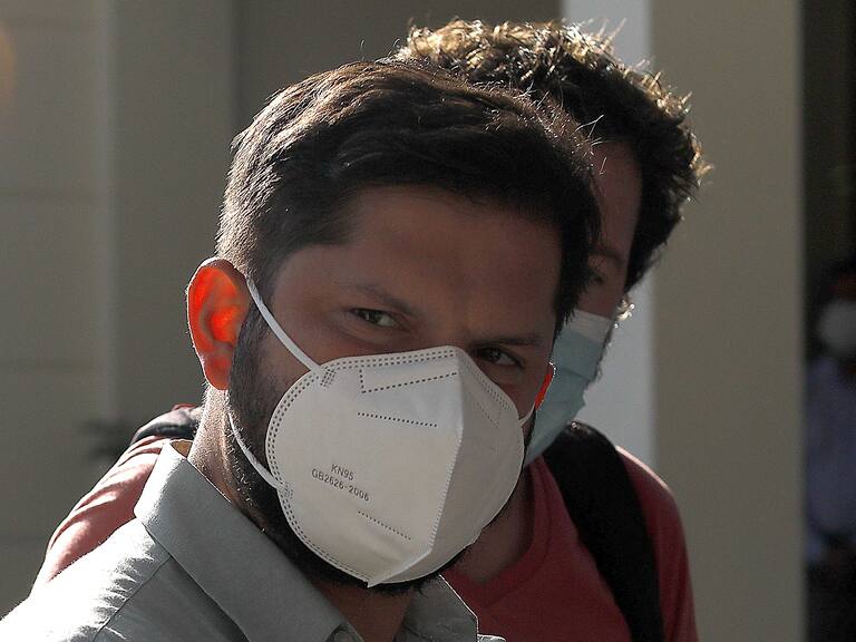 23 de diciembre de 2021/SANTIAGOEl presidente electo, Gabriel Boric, se despide de vecinos, en su nuevo comando en la calle Condell en la comuna de Providencia.
FOTO: CRISTOBAL ESCOBAR/AGENCIAUNO