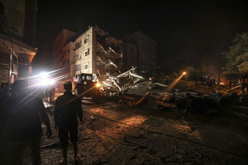 Rescatistas palestinos buscan sobrevivientes entre los escombros en Gaza