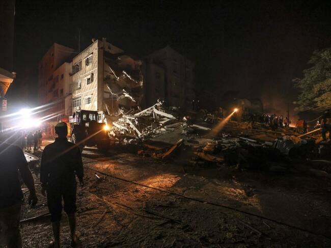 Rescatistas palestinos buscan sobrevivientes entre los escombros en Gaza