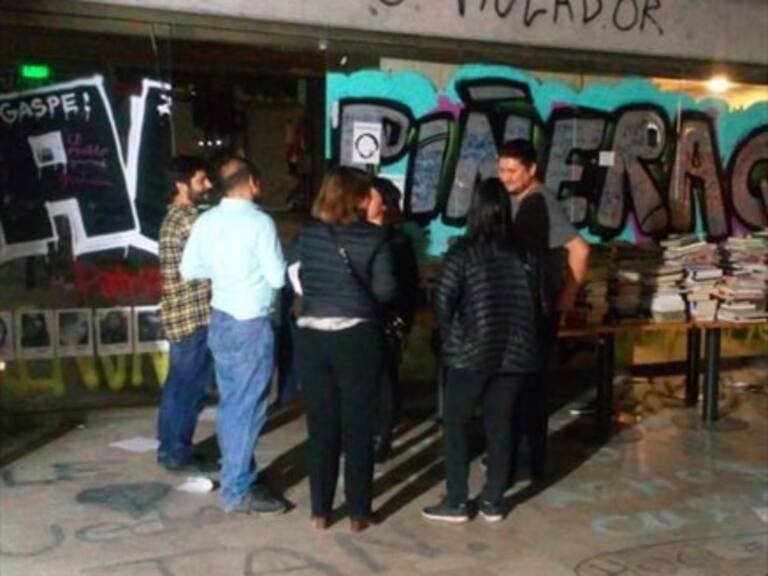 Vecinos rescataron libros y mobiliario del Café Literario de Providencia tras intento de saqueo
