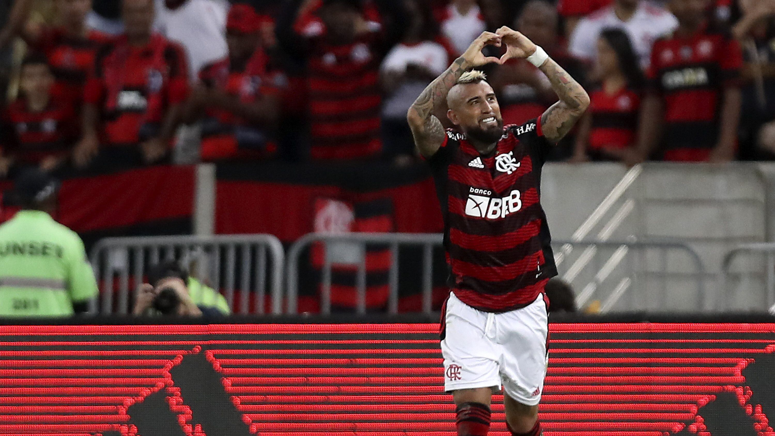 Arturo Vidal convierte su primer gol con el Flamengo