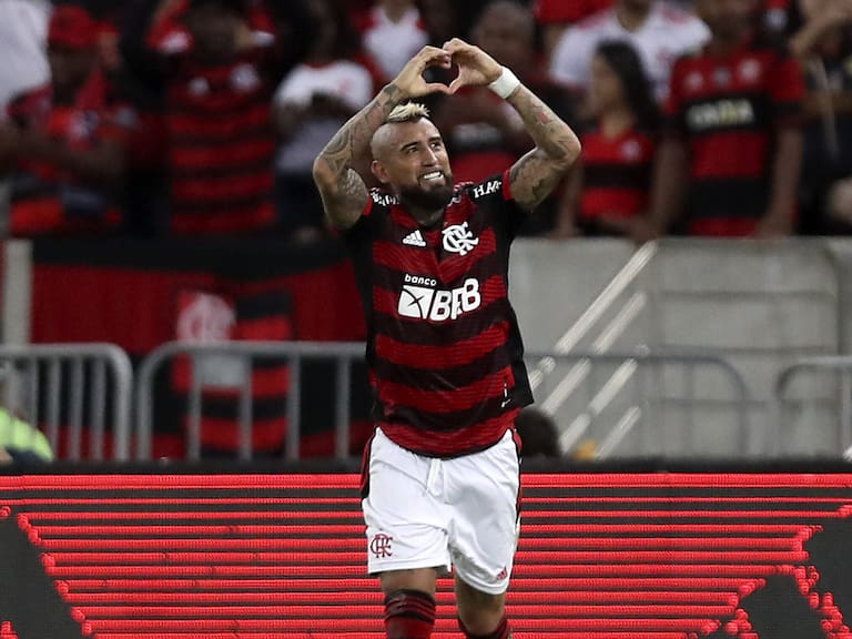 Arturo Vidal convierte su primer gol con el Flamengo