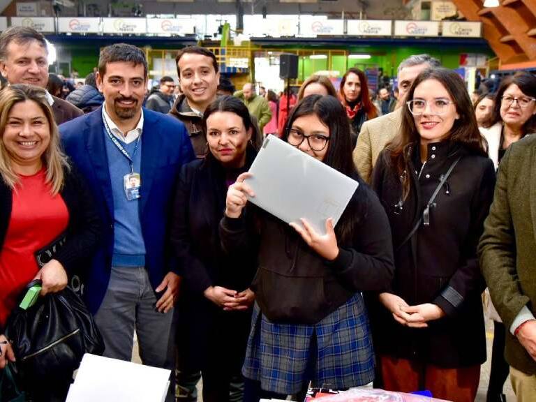 Becas TIC 2023: comenzó la entrega de computadores a los alumnos de séptimo básico de todo el país