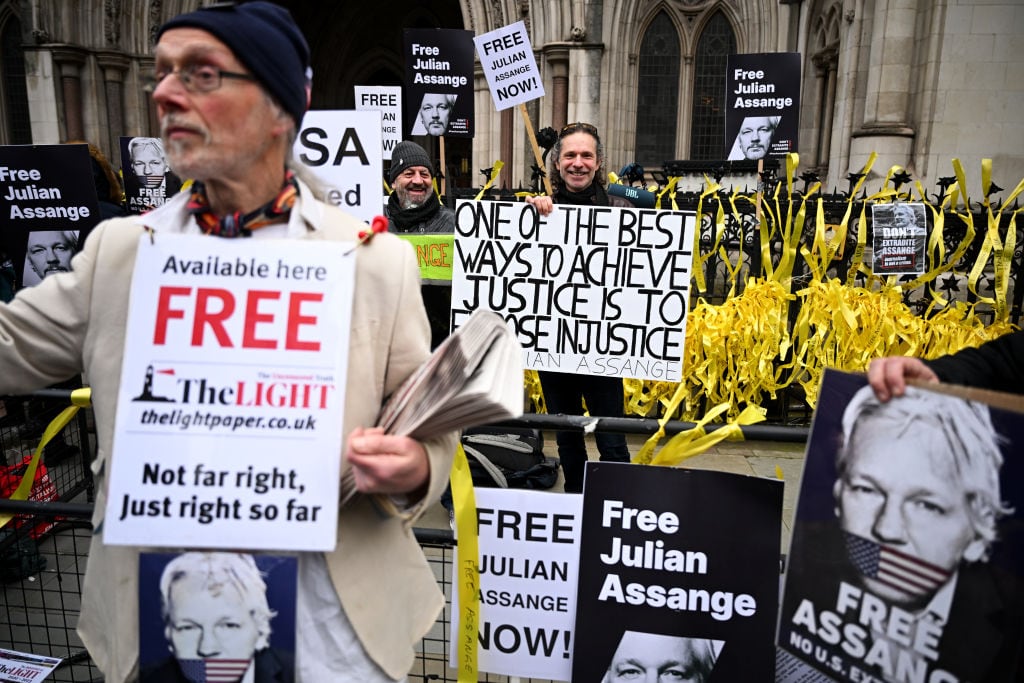 Protestas por la liberación de Julian Assange en las afueras de los Reales Tribunales de Justicia en la ciudad de Londres, la capital de Reino Unido.