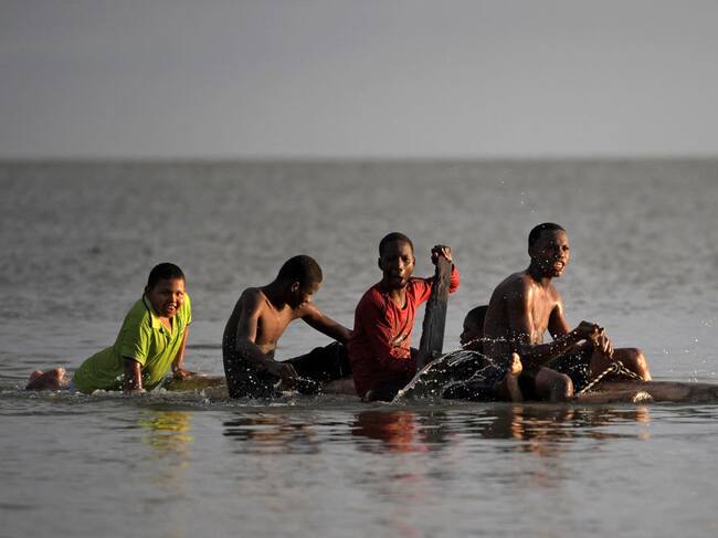 Migrantes suben a una balsa para navegar por el mar Caribe