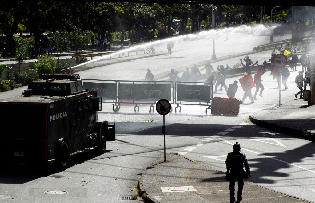 Agentes de seguridad reprimen una manifestación en Medellín
