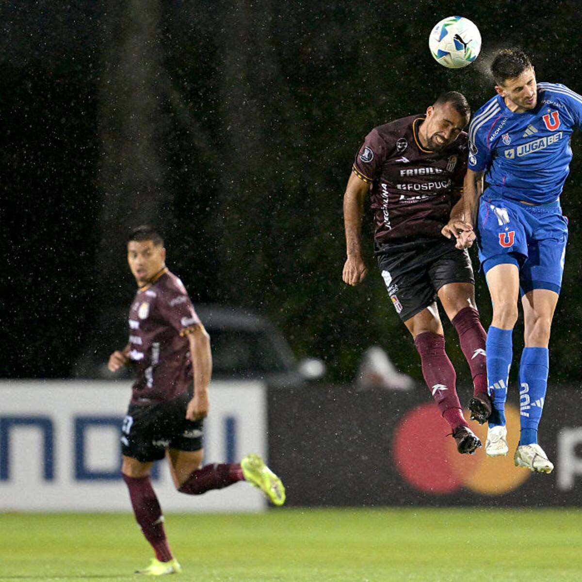 La U no pudo con un defensivo Carabobo y terminó empatando en Venezuela por Copa Libertadores