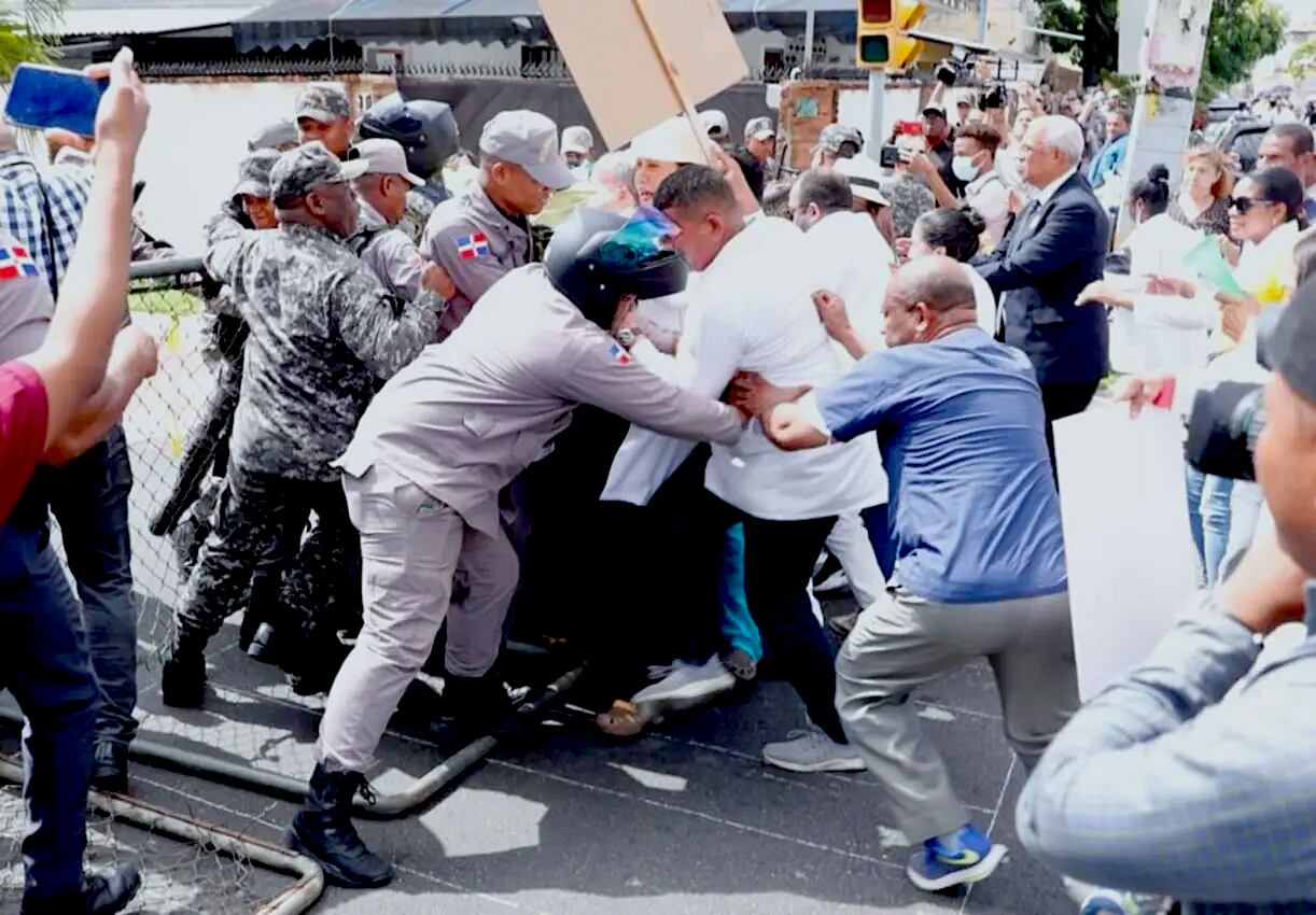 La policía de República Dominicana reprime una protesta de los médicos