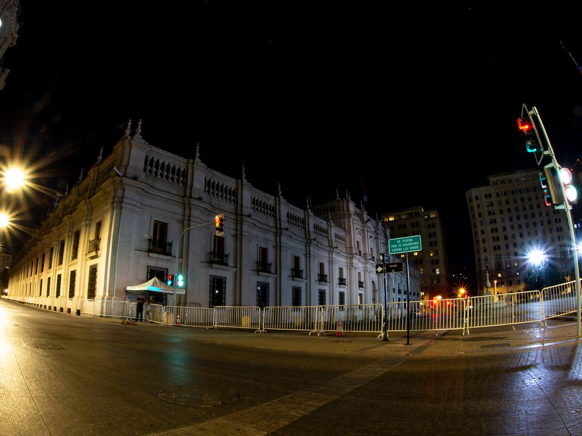 Carabinero dispara a conductora que manejaba contra el tránsito frente a La Moneda: se presume que iba bajo los efectos del alcohol