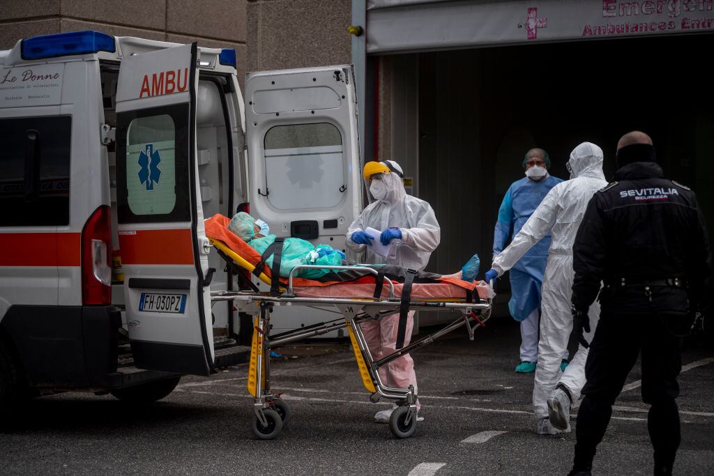 El personal médico reúne pacientes contagiados por Covid-19 en la ciudad italiana de Roma