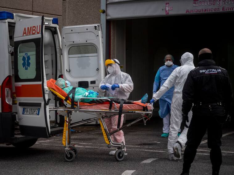 El personal médico reúne pacientes contagiados por Covid-19 en la ciudad italiana de Roma