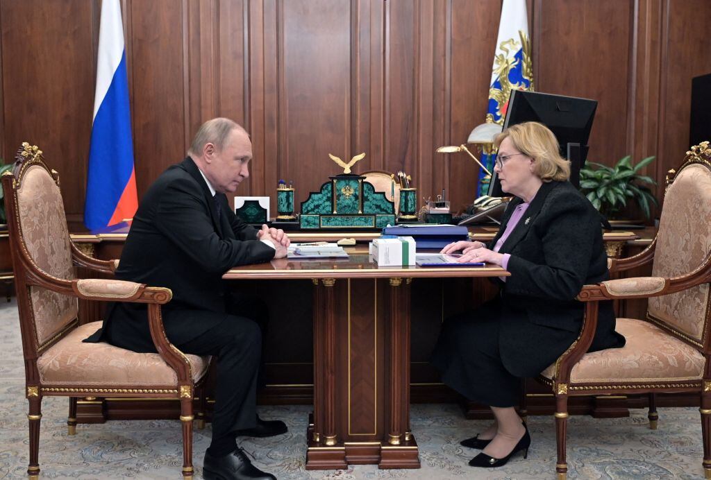 Vladimir Putin junto a Veronika Skvortsova, la jefa de la agencia rusa de biología médica